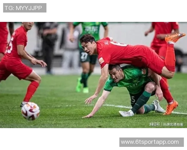 中超联赛第三十轮精彩对决北京国安迎战梅州客家全力争胜 中超联赛第三十轮精彩对决北京国安迎战梅州客家全力争胜