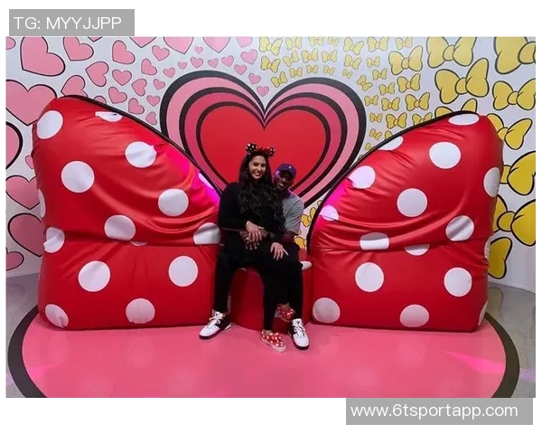 女友社媒分享与内维斯迪士尼乐园甜蜜游玩瞬间引发热议